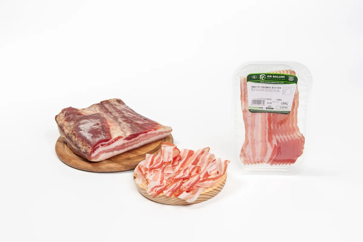 Pancetta stagionata intera e affettata, con confezione G.R. Salumi su fondo bianco.